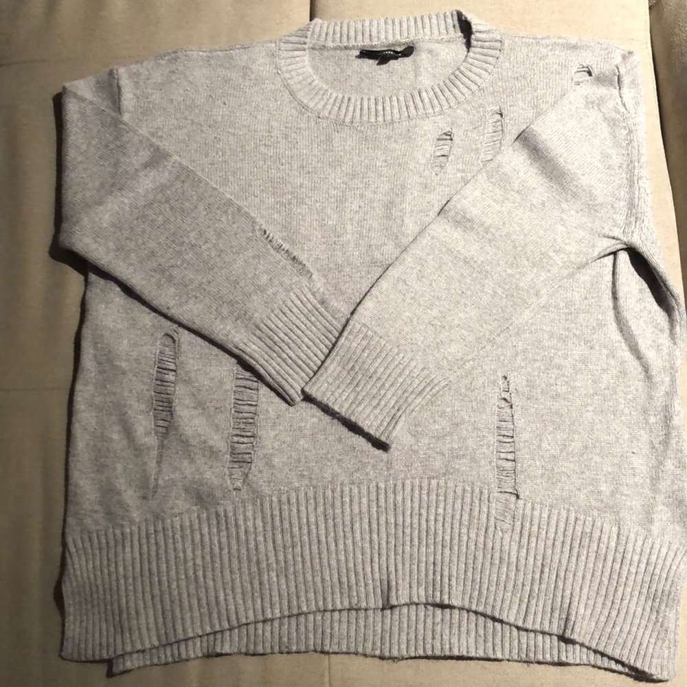 Olivaceous distressed women’s sweater in grey; size L
